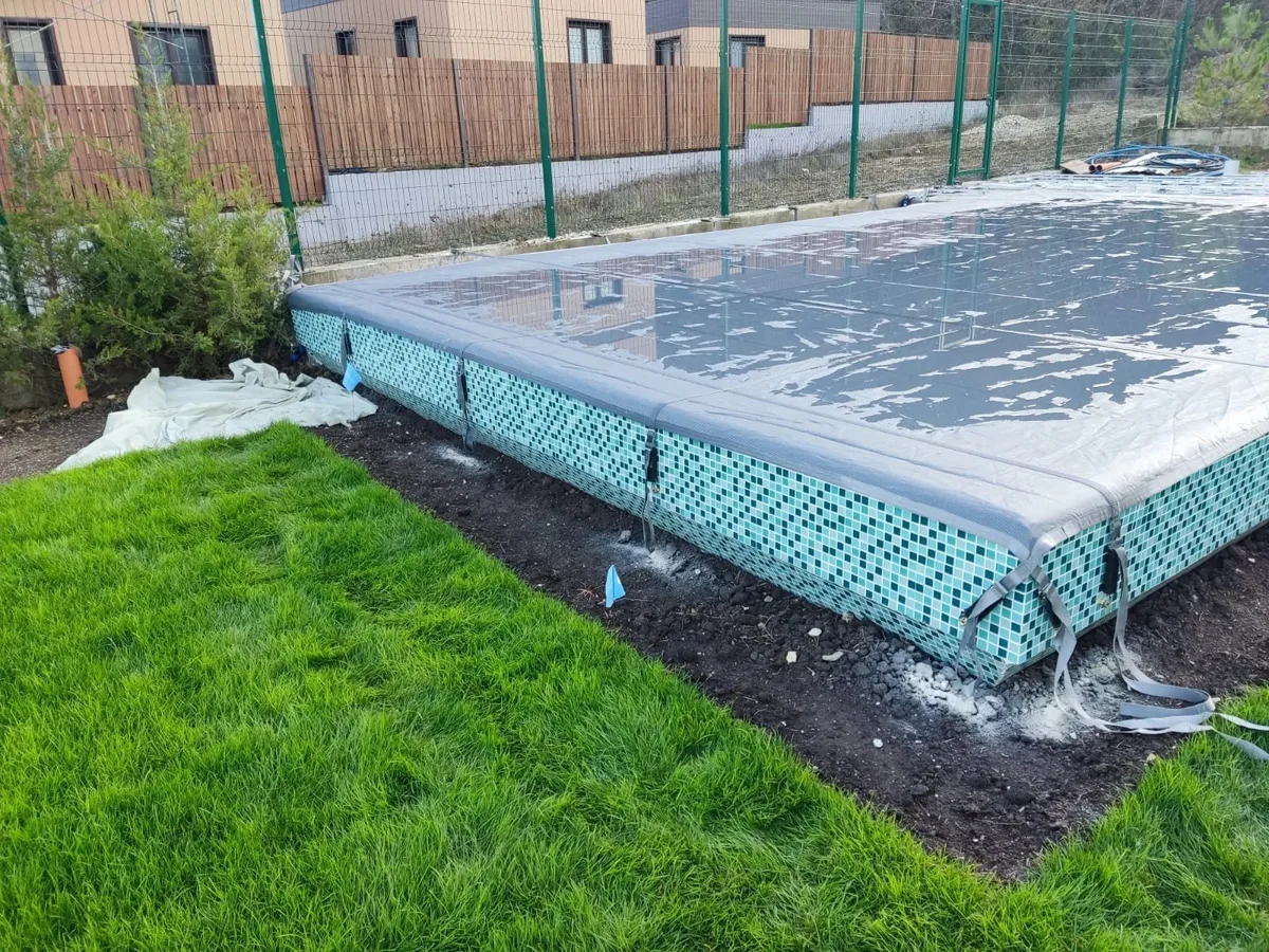 Батутное покрывало на бассейне в Волхове